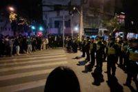 Kinesisk polis blockerar tillgång till delar av den kinesiska staden Shanghai där demonstranter samlades under söndagen.