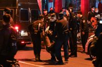 Kinesisk polis griper en man i samband med protester mot landets extrema coronarestriktioner i helgen. En del av demonstranterna krävde också ett slut på censuren och stod upp för yttrandefriheten.