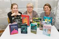 URVALSJURY. Fr.h. Mia Grönstrand, Bodil Lund och Malin Hollmén har läst nyutgiven barnlitteratur på svenska och finska och har valt ut nio böcker som tävlar om Runeberg Junior-priset. Målet är att främja barnens läslust.