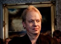 PRISAD. Peter Sandström fick för en dryg vecka sedan ta emot Runebergspriset i litteratur för romanen Laudatur. På onsdag är han gäst i Aulaklubben i Söderkulla.