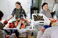 VILL HJÄLPA. Elina Nieminen och Leena Meriö hör till de över tio frivilliga som arbetar med Porvoon lähimmäistyös mathjälp. – Jag började arbeta som frivillig i somras och är här så mycket som möjligt vid sidan av studier och arbete. Jag vill göra ett frivilligarbete som på riktigt har betydelse för människorna, säger Nieminen.