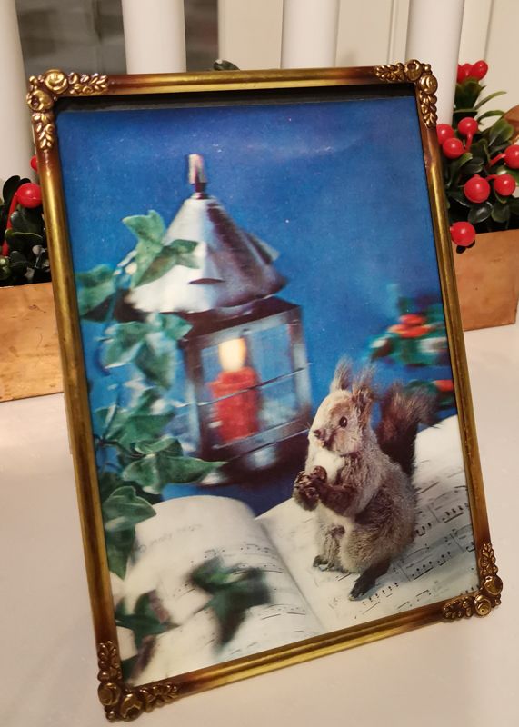 9 december "En av mina många julfavoriter som absolut ska stå framme på julen är ett gammalt tredimensionell julkort. Det har jag fått av min famo, och sparat det i en ram. Det har samma plats varje år. Kortet är stämplat 19.12.1971."