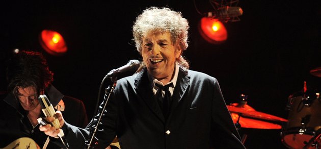 Artisten och Nobelpristagaren Bob Dylan ber om ursäkt för att ha använt en signeringsmaskin för att signera sin nya bok "The philosophy of modern song".