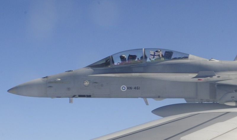 Hornet-stridsflyg eskorterade hem världsmästarna i ishockey 2011.