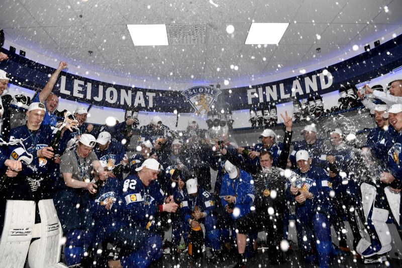 Det finländska laget firar VM-guldet i ishockey våren 2022.