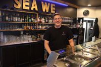 Rasmus Sulonen jobbar inte normalt på sin restaurang under vardagar men på måndag fick han rycka in på grund av vattenavbrottet kring torget.