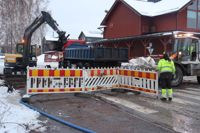 I en grop mellan köpcentret Strand och Muminparken fixas vattenrör som sprungit läck.