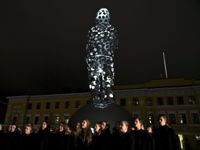 Skulptören Pekka Kauhanens soldatstaty avtäcktes på Kaserntorget den 30 november, 78 år efter att vinterkriget inleddes.