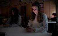 I Staffansby lågstadieskola är de beredda på elavbrott. Eleverna har fått instruktioner om att ta med sig ficklampor eller använda telefonens lampa. På bilden Nea Lampinen och Kacia Ngyen.