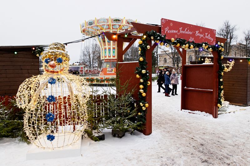 Man blir glad av den lysande snögubben intill porten till jultorget.