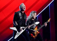 Metallica med James Hetfield och Kirk Hammet i spetsen uppträder på Olympiastadion i Helsingfors i juni 2023.