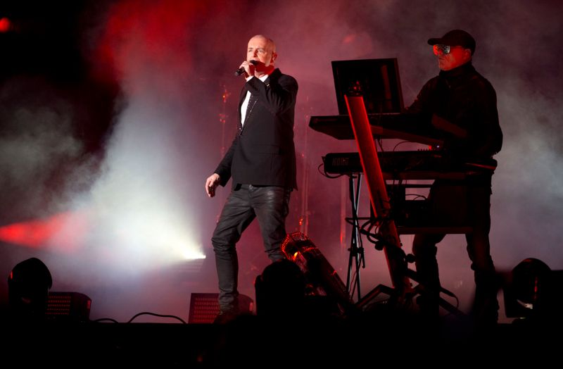 Neil Tennant och Chris Lowe bildar Pet Shop Boys som uppträder i Helsingfors i juli.
