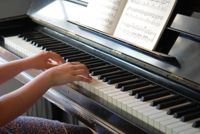PIANOKONSERT. Musikinstitutets pianoelever uppmärksammar Estlands självständighet med en hyllningskonsert på lördag.