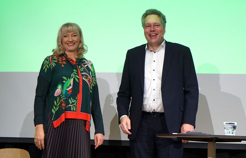 VR:s vd Elisa Markula och Stadlers vice vd Ansgar Brockmeyer berättade om de nya närtågen på tisdagen.