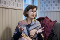 Petra Kullberg får det första priset som Trygwe och Hjördis Nymans stiftelse delar ut för social eller ideell verksamhet på svenska i Finland.