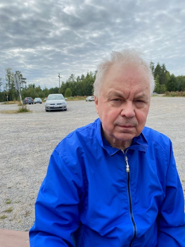 Populärkulturforskaren Sven-Erik Klinkmann säger att media inte borde sprida krigsretoriken kritiklöst i samband med ishockey och annan idrottsbevakning.