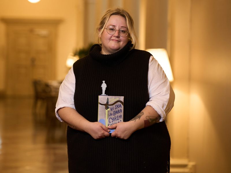 Jakobstadsbon Ellen Strömbergs ”Vi ska ju bara cykla förbi” har chansen att vinna både Augustpriset och Finlandia Junior i år.