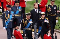 Charles III, prinsessan Anne, prins William och prins Harry följer  drottning Elizabeth II:s kista till St. George's Chapel i Windsor Castle den 19 september 2022,