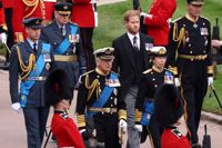 Charles III, prinsessan Anne, prins William och prins Harry följer drottning Elizabeth II:s kista till St. George's Chapel i Windsor Castle den 19 september 2022,