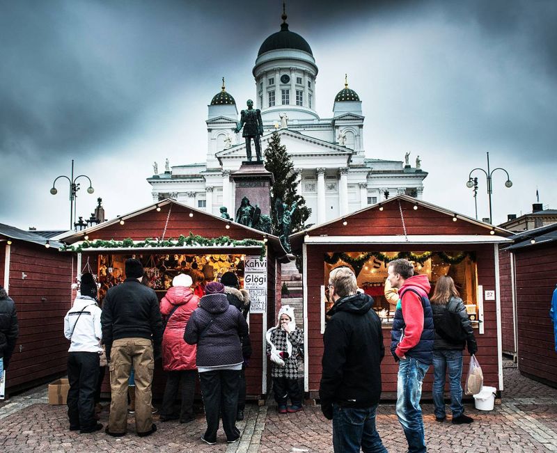 Timo Lappi tycker att Helsingfors har mycket att erbjuda under julen, mer än förr. Men staden besöks framför allt av finländare, inte utländska turister, under julsäsongen. Arkivbild av Tomasmarknaden på Senatstorget.