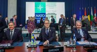 Natoländernas utrikesministrar är samlade för ett tvådagarsmöte i Rumänien. Som blivande medlemmar, så kallade invitees, är även Finlands och Sveriges utrikesministrar Pekka Haavisto (t.h.) och Tobias Billström inbjudna. Bredvid Billström sitter USA:s utrikesminister Antony Blinken.