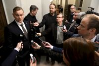 LKS 20221129 Vihreiden eduskuntaryhmän puheenjohtaja Atte Harjanne puhuu medialle eduskunnassa Helsingissä 29. marraskuuta 2022. Vihreillä oli ylimääräinen eduskuntaryhmän kokous. LEHTIKUVA / HEIKKI SAUKKOMAA