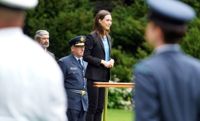 Statsminister Sanna Marin (SDP) besöker Nya Zeeland och Australien den här veckan. Fotot är taget 30.11.2022 på en välkomstceremoni i Auckland, Nya Zeeland. Nu har Marin och hennes följe, bland annat företagsledare, redan rest till Australien.