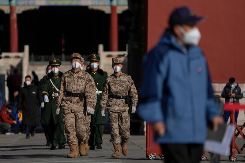 Soldater och paramilitära poliser patrullerar den förbjudna staden i Peking. Arkivbild från den 13 november.