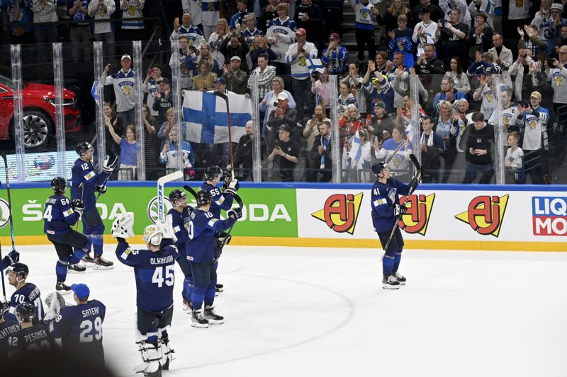 Det finländska ishockeylandslagets spelare hyllas av publiken efter en seger i VM i Tammerfors i våras.