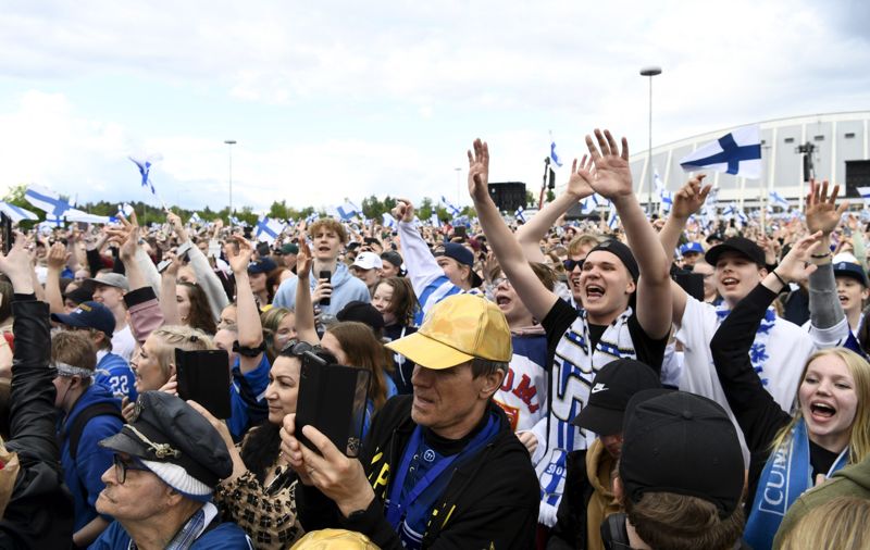 De finländska hockeysupportrarna firar VM-guldet iklädda landslagets färger och symboler.