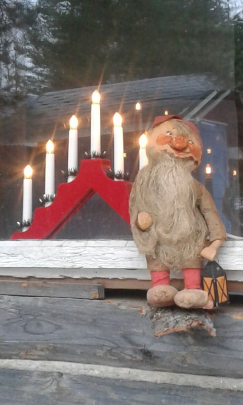 2 december "– De här jultomten fick jag av min morbror när jag var liten. Lite skamfilad är den efter alla julfiranden, men vid dryga 60 års ålder så fördriver den största delen av året i en vadderad påse ."