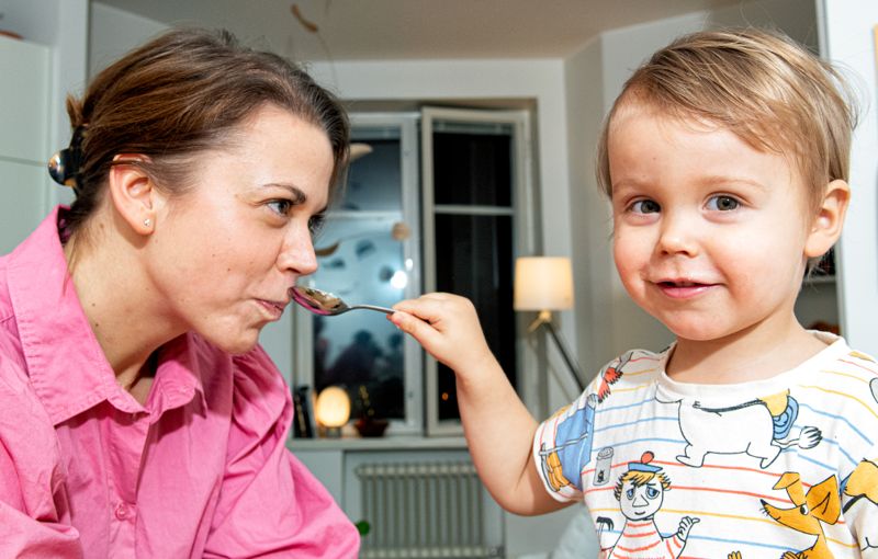 Tvååriga Aldo tar också plats i köket. Först smakar han själv på äggsmöret som pappa lagat, sen får mamma också prova på.