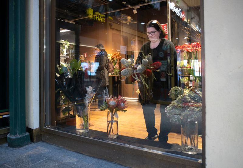– Blomstermarknaden är mycket konservativ, folk vill ha samma blommor från år till år, det är bara säsongerna som växlar. Vissa nyheter dyker det förstås upp, just nu är banksia mycket populärt, dessa blommor härstammar från Australien, berättar Jonna Mathiesen och ställer fram en bukett med banksior i skyltfönstret i Citypassagen.