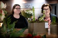 Jonna Mathisen tog över sin mamma Leena Markkanens blomsterhandel för sex år sedan. Då fanns butiken i Stockmanns varuhus, men i somras flyttade den till en ny adress i Citypassagen. Leena Markkanen är sedan flytten officiellt pensionär, men i december hoppar hon in som säsongsarbetare och tar hand om sina trogna stamkunder.