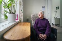 – Jag vill verkligen inte flytta, säger Annette Särs, som njuter av utsikten från sin bostad på Pohjolagatan.