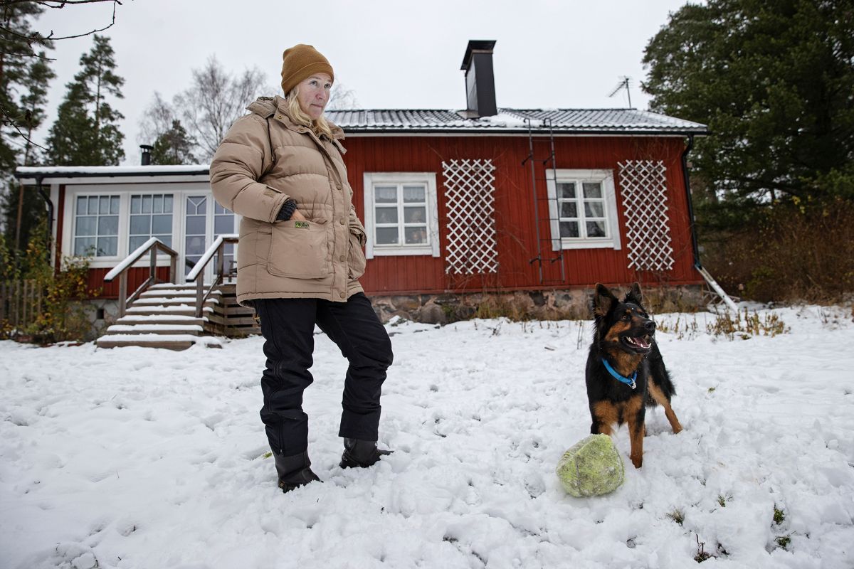Susanna ”Tusse” Sjöblom har länge varit intresserad av solpaneler, och trodde att försäljarnas offert var bra. De ville installera sex solpaneler på huset bakom. Sedan talade hon med sina vänner och insåg att hon blivit lurad. Hunden Basco är också med på bilden.