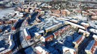 Vilka hus ligger i riskzonen för att drabbas av fuktskador? Enligt projektledaren Jukka Lahdensivu vid Tammerfors universitet finns det konstruktionella brister i en del hus som är byggda mellan 1960 och 1990. – Genom att systematiskt granska och underhålla bostadshus undviker man effektivt stora fuktskador, säger han.