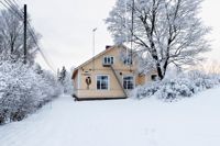 Lovisa vill inte att möjliga framtida reparationer av Pernå Kyrkoby skola ska leda till utgifter för staden. Därför vill staden hellre sälja.
