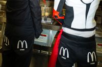 I plaggen används McDonald's kända detaljer fast i nya sammanhang.