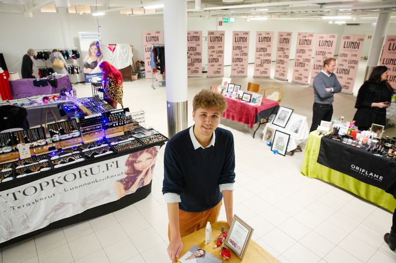 Ett sjuttontal försäljare finns i popup-butiken. Jero Juujärvi, projektansvarig, säger att man nu funderar på möjligheter att minska på antalet avbokningar nästa år.