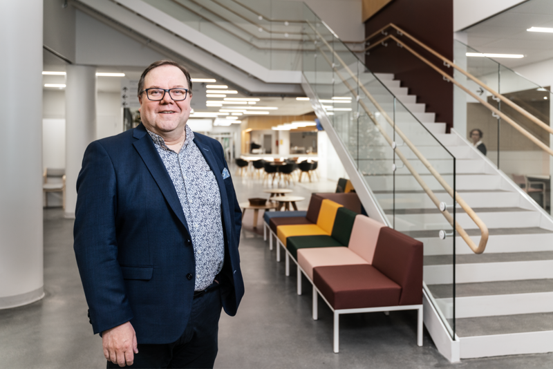 Kyrkslätts kommundirektör Tarmo Aarnio säger att tajmningen med den nya välfärdscentralen är perfekt. Försäljningen av den ger också kommunens ekonomi svängrum.