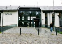 Yrkeshögskolan Novia och staden Raseborg fortsätter samarbeta. Under perioden 2023–2027 bidrar staden med 150 000 euro per år till finansieringen av verksamhet vid campus i Raseborg.