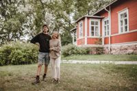 Rafael och Ninni Donner framför huset de renoverar i Svenska Yles serie Längtan till landet.
