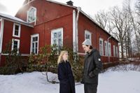 Ninni och Rafael Donner framför huset de renoverar i serien Längtan till landet.