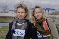 Anna-Lena Laurén har rapporterat både från Ryssland och Ukraina under kriget. Här är hon i Cherson i Ukraina i november i fjol tillsammans med fotografen Lotta Härdelin.