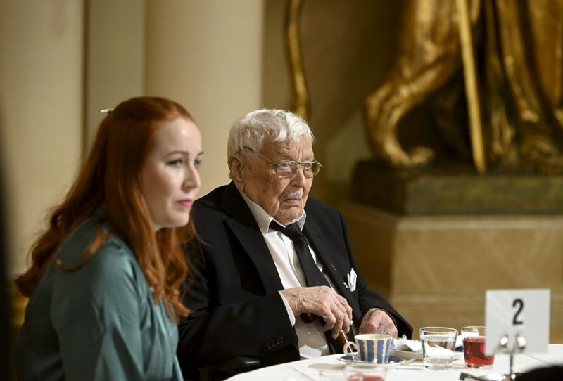 Veteranen Toivo Manninen och hans ledsagare Laura Lamppu vid självständighetsfirandet för veteraner och lottor som arrangeras av republikens president i presidentpalatset i Helsingfors den 1 december 2022.