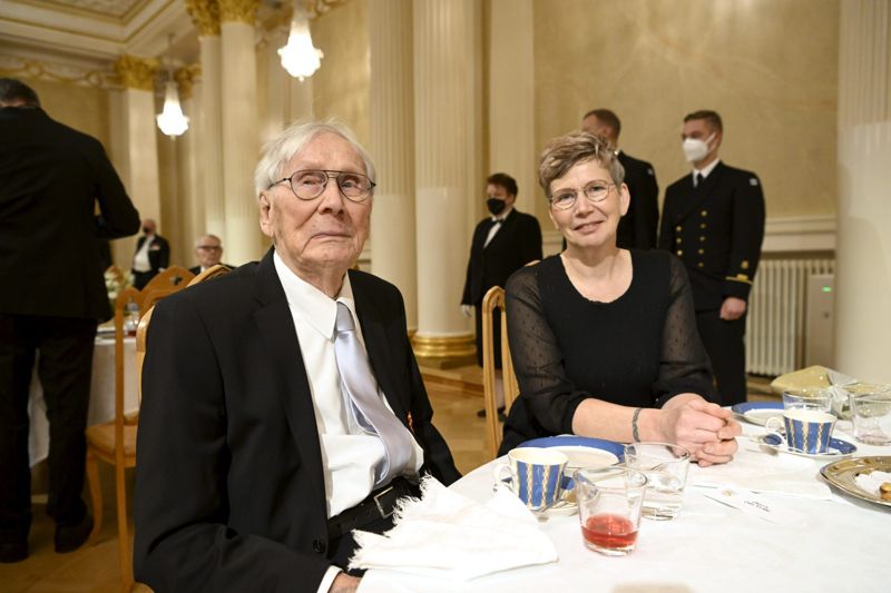 Veteranen Otto Virkki från Imatra och hans dotter Kaisa Koskinen vid självständighetsfirandet för veteraner och lottor på presidentslottet i Helsingfors.