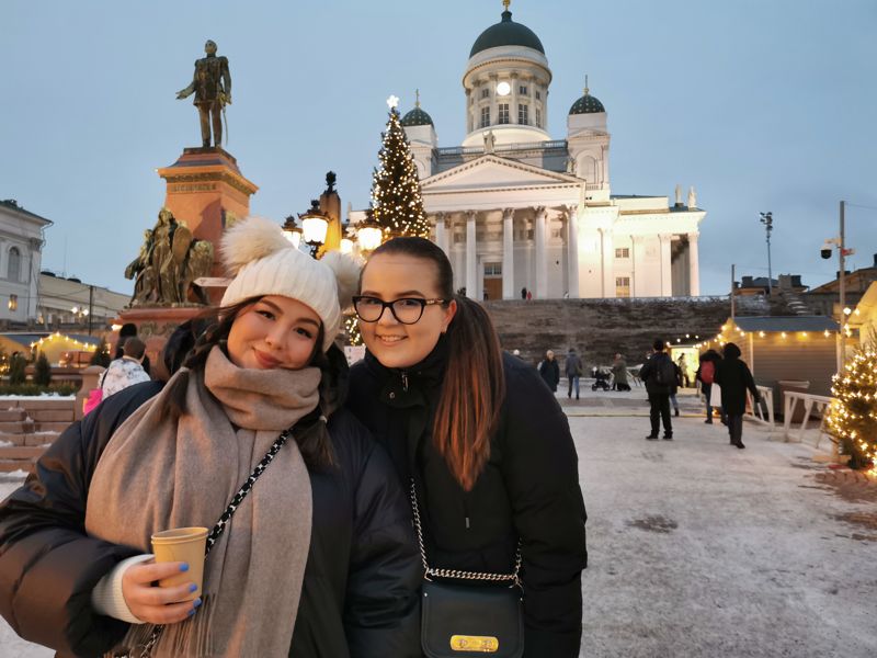 Inka Karjalainen och Jenna Alén är på Tomasmarknaden på Senatstorget för att njuta av juletiden och fira sin sju år långa vänskap.