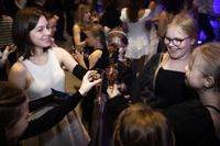 Vilina, Freja, Frida, Amanda, Saga och Sela från Lagstads skola inledde självständighetsfesten med att höja en skål för Finland 105 år och Esbo 50 år.