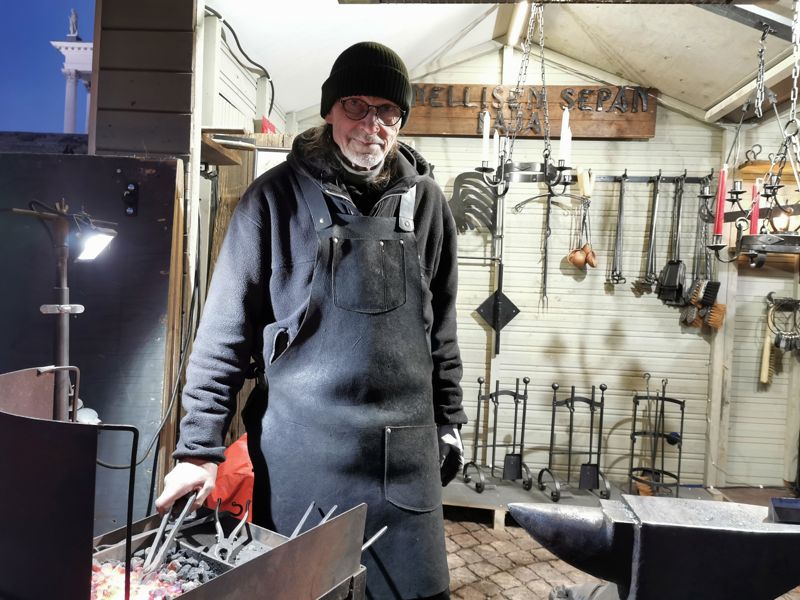 Juhani Krappe från Raseborg har hållit på med smide i 20 år. På 20 minuter hinner han smida ett halsbandsberlock av järn.